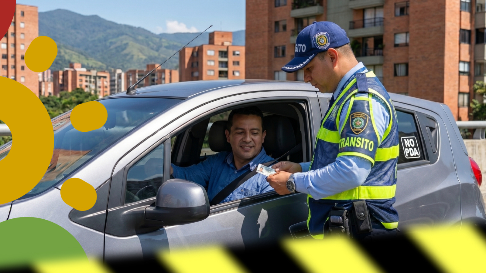 Detalle del letrero No PDA pegado en la parte trasera de un carro en Colombia.